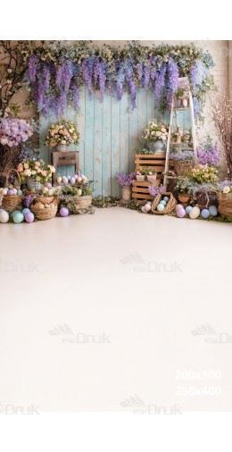 Tło fotograficzne wiosenne z wiszącą glicynią, pastelowymi jajkami i niebieskimi drzwiami | E575